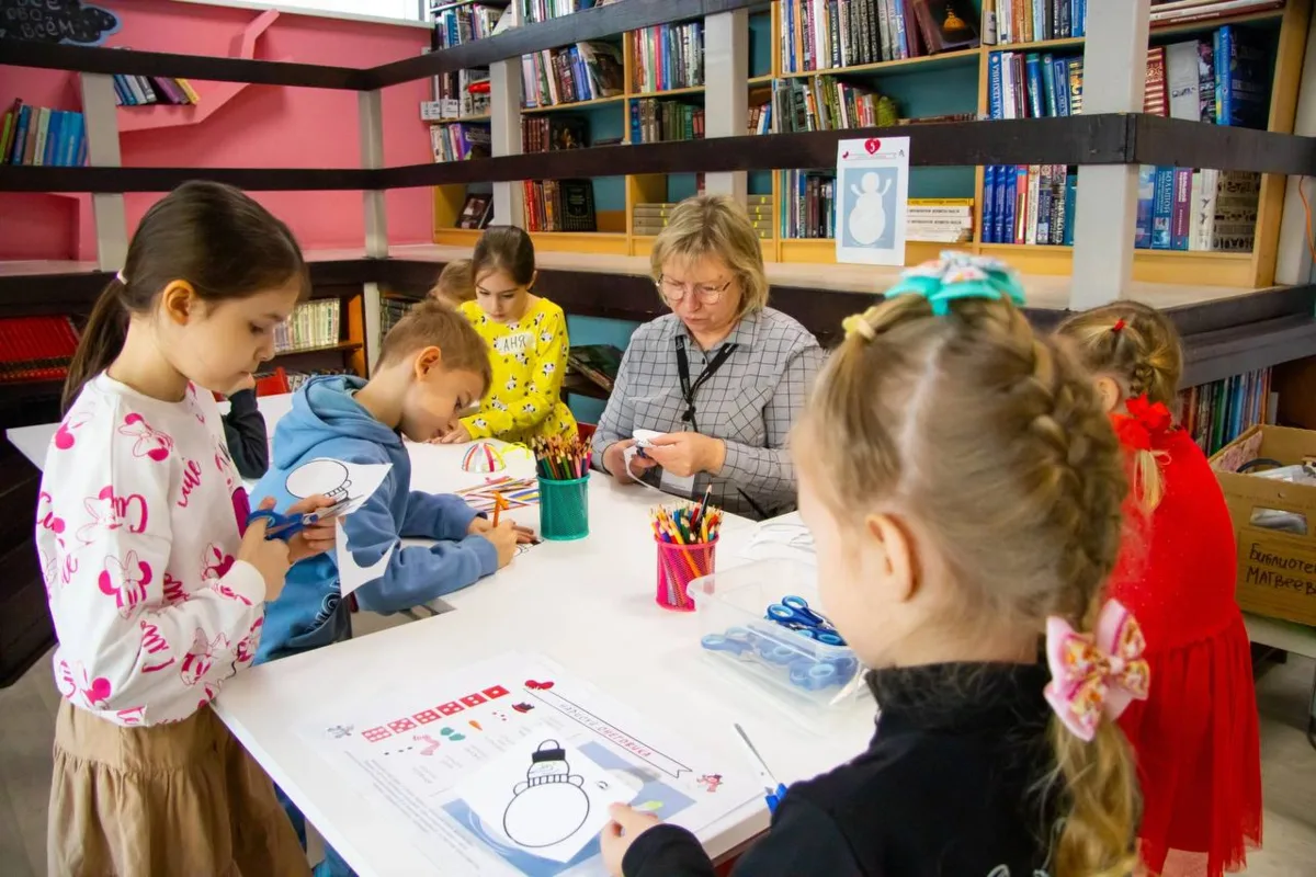 Проект «Выходной в библиотеке» для детей 5–8 лет открыл запись на октябрь — месяц посвя...