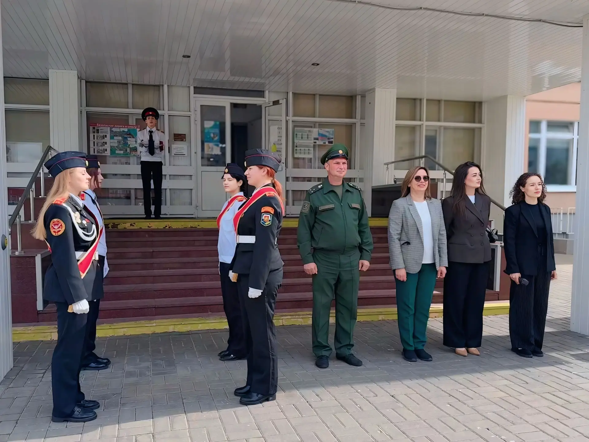 🇷🇺 Церемония поднятия Государственного флага РФ  Сегодня в нашей школе прошла традиционная церемония