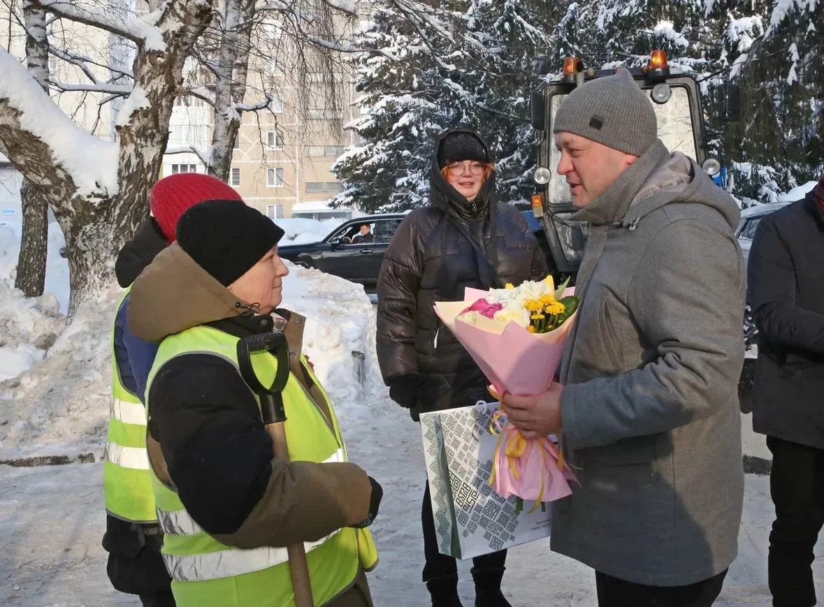 Сегодня выходной, но для этих прекрасных женщин работа не прекращается. Пока город отдыхает, они на 