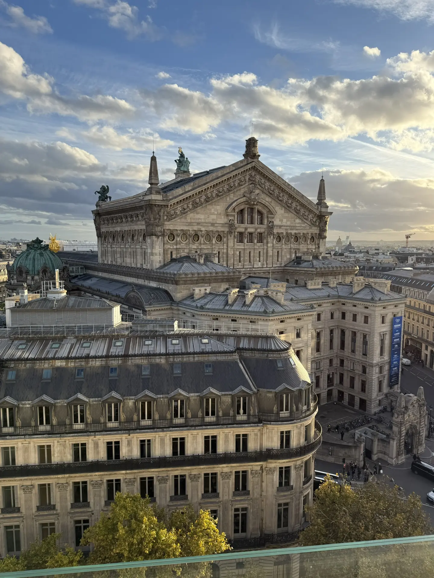 А вы знали, что Galeries Lafayette - это не просто торговая галерея, а настоящий символ Парижа с бол