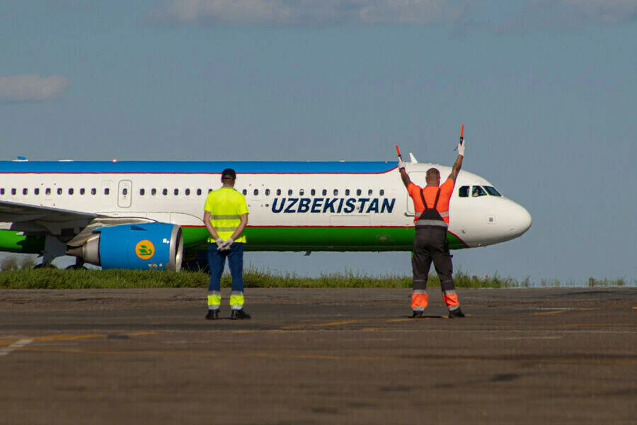 Uzbekistan Airways сокращает рейсы в Россию из-за дефицита авиационного топлива

Авиакомпания объясн