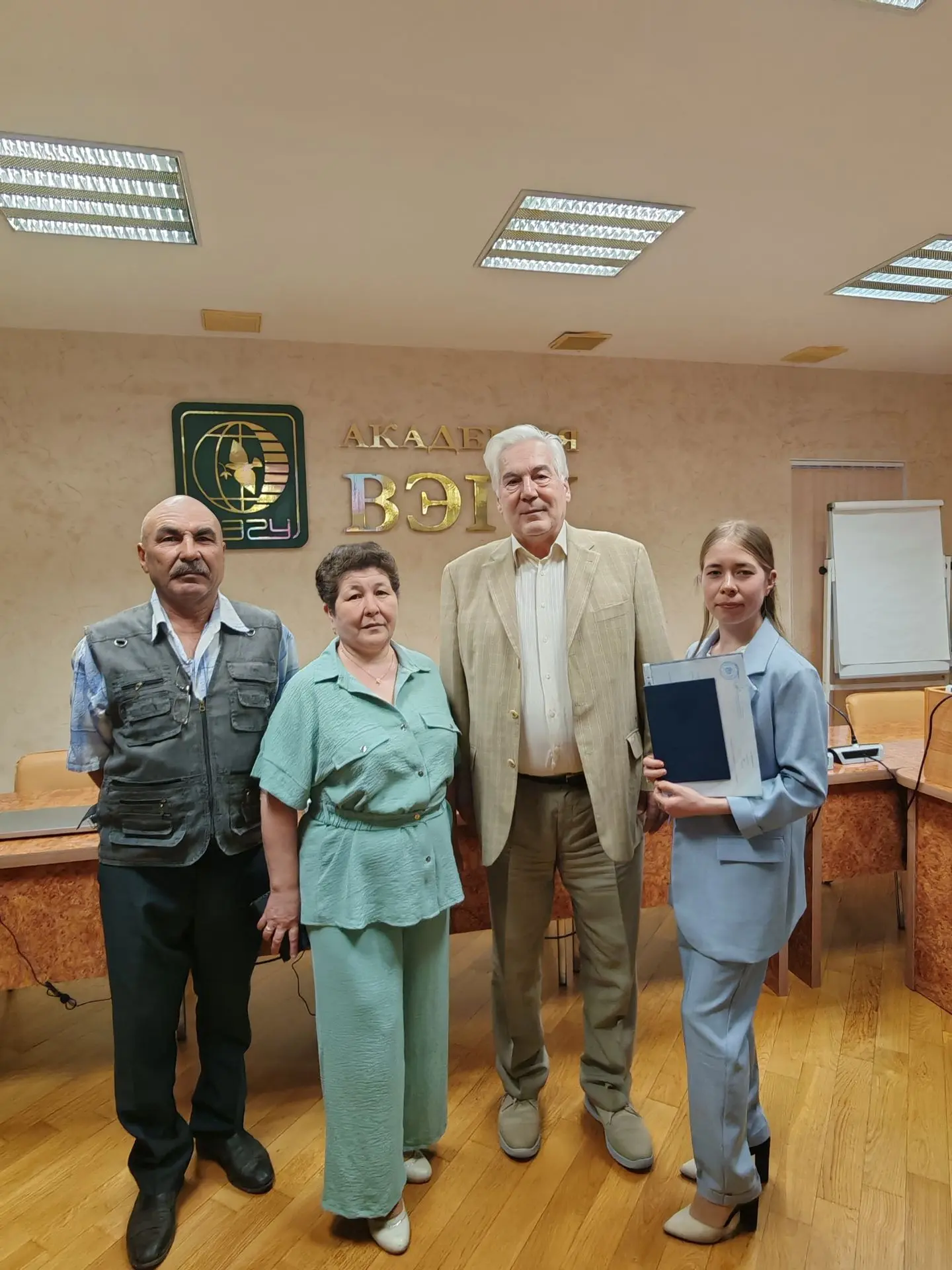 🎉В Академии ВЭГУ прошла торжественная церемония вручения дипломов.
Выпускники, их родные и преподав