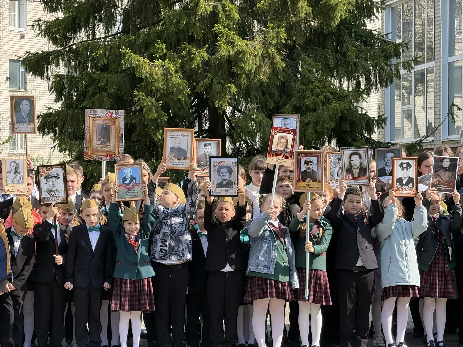 📸🕊 Фотокадры: Бессмертный полк во дворе гимназии!  Наши ученики хранят память и гордятся своими пред