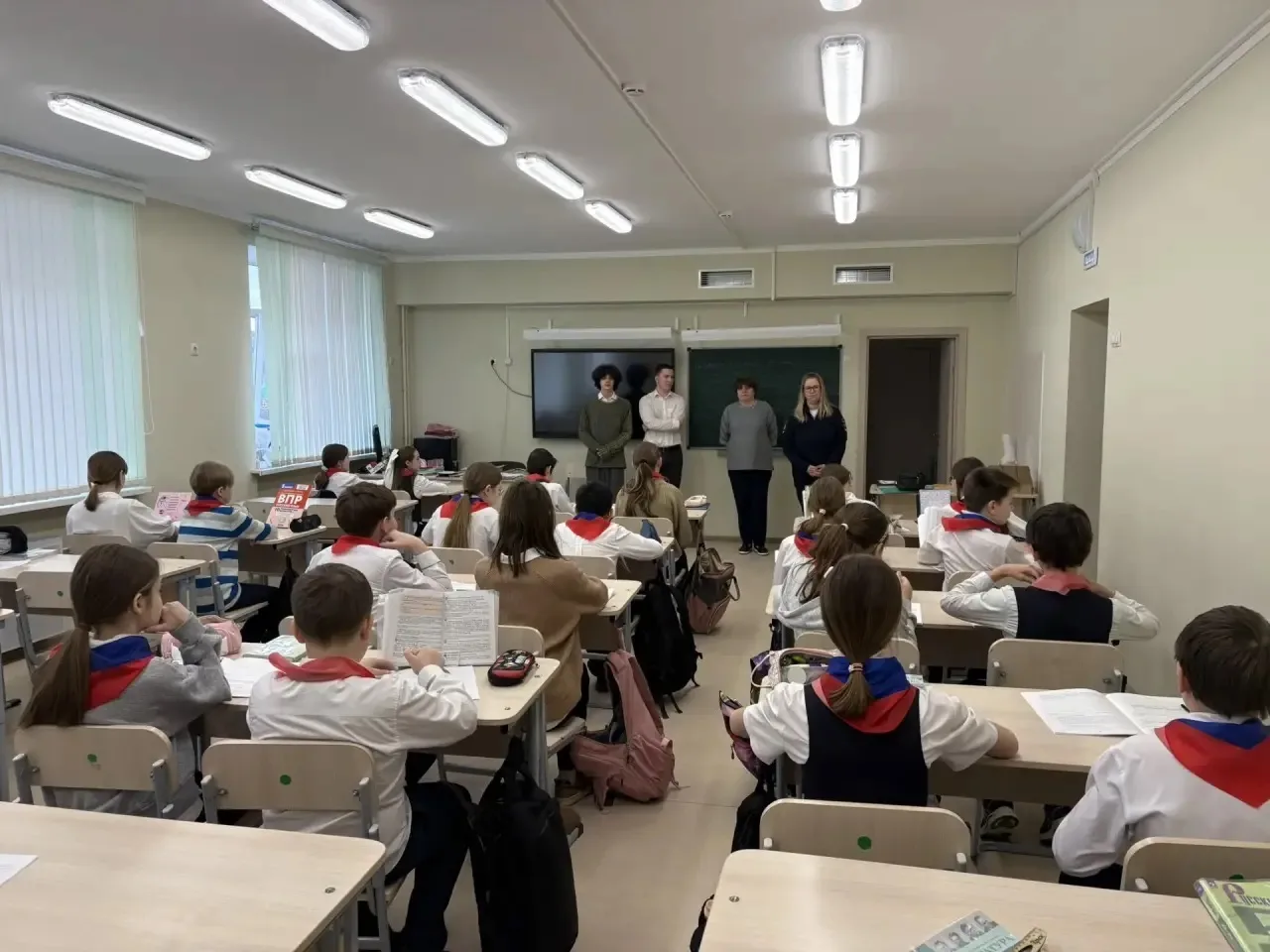 Накануне праздничных мероприятий в МАОУ «Школа 10» было организовано тематическое мероприятие, напра