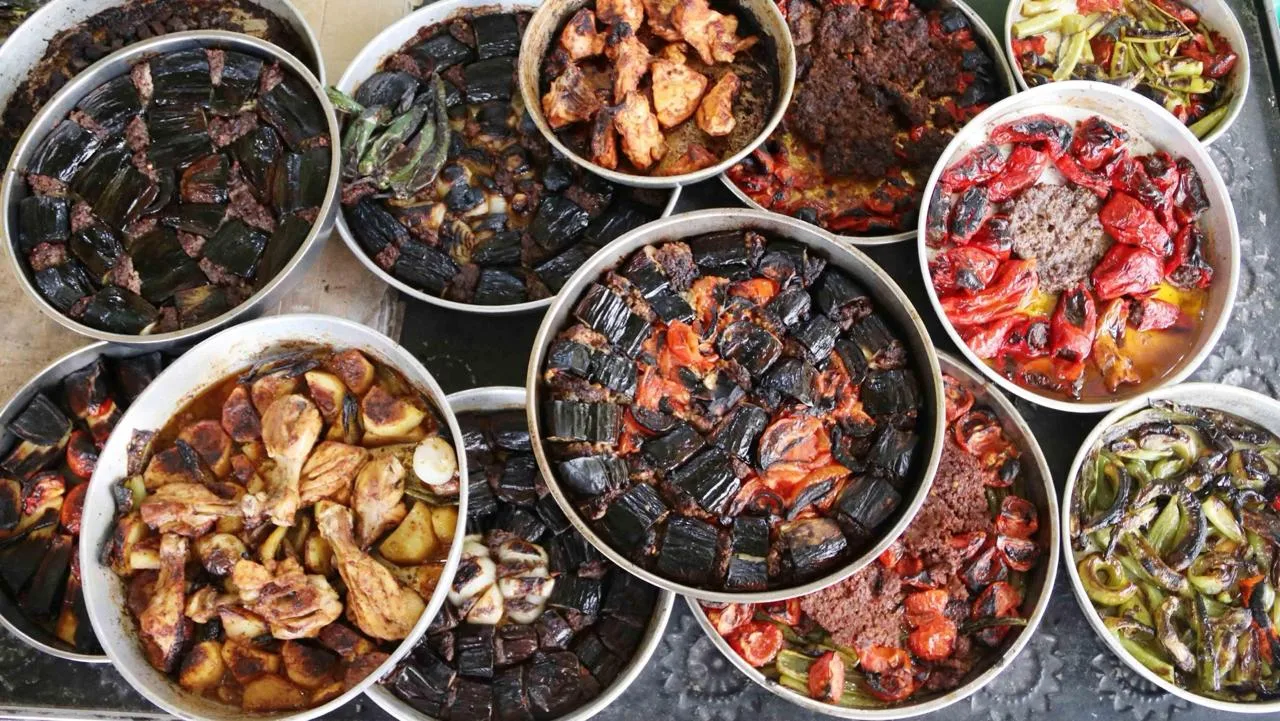 Тепси кебаб/Tepsi kebap

Кебаб родом с юго-востока Турции (но и в Сирии, и в Ливане готовят подобное