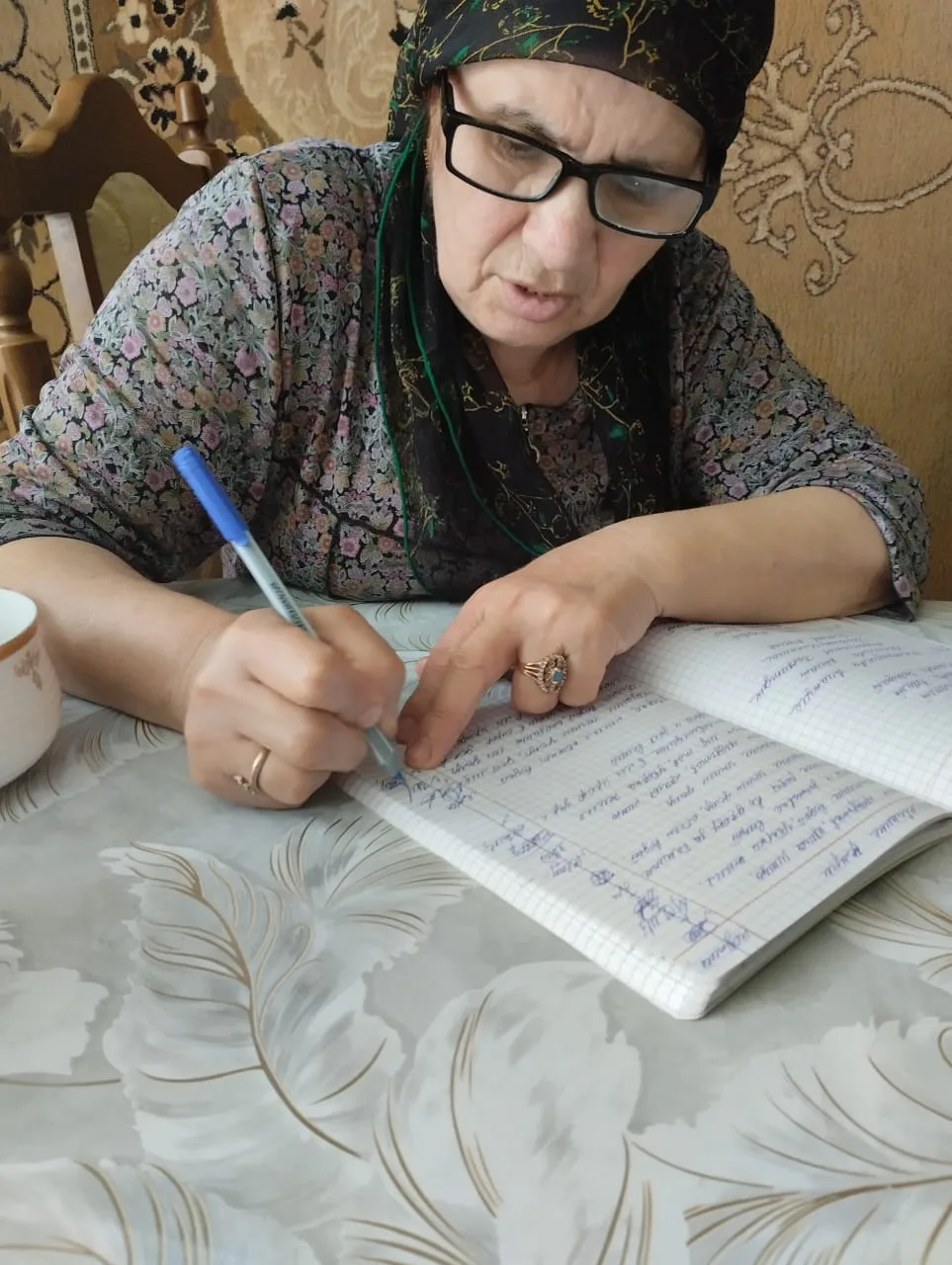 Будни социальных работников.
Подопечные подписывают акт о получении социальных услуг.
Социальный раб