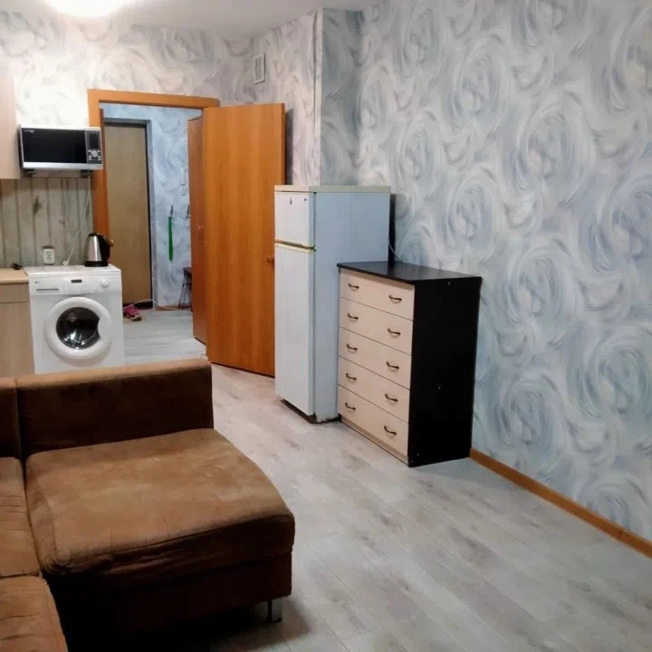Сдам студию на долгий срок, комната светлая, теплая, есть большая лоджия. В комнате див...