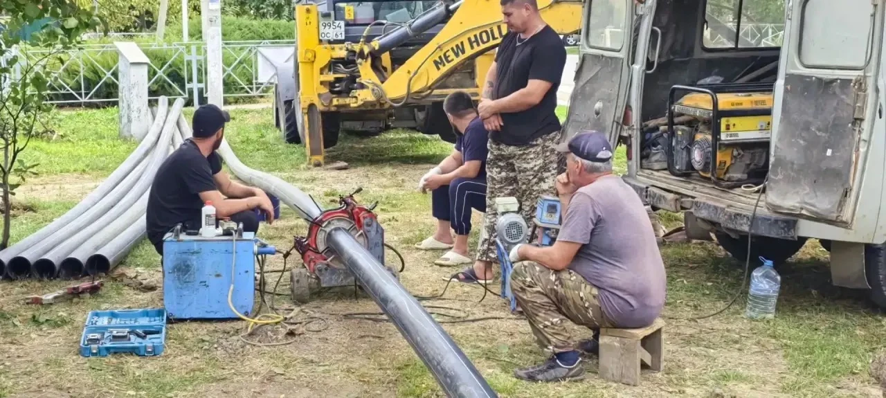 В городе продолжаются плановые работы по замене водопроводной сети.