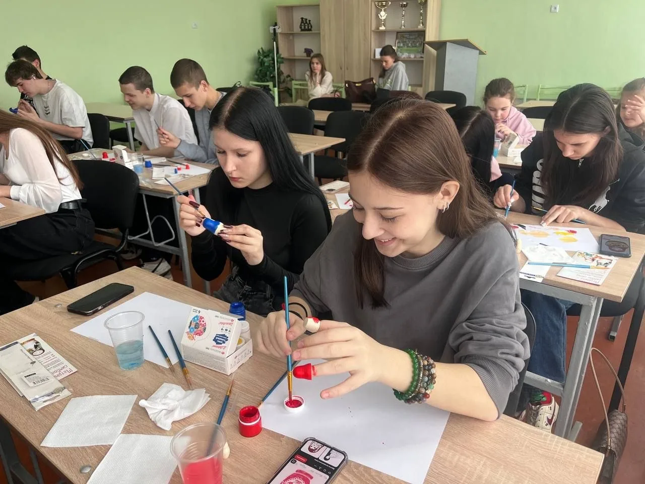 🇷🇺 Мастер‑класс по росписи матрёшек в ГБОУ "СШ № 32 Г.О. МАКЕЕВКА" 🎨  30 марта 2026 года учащиеся пр