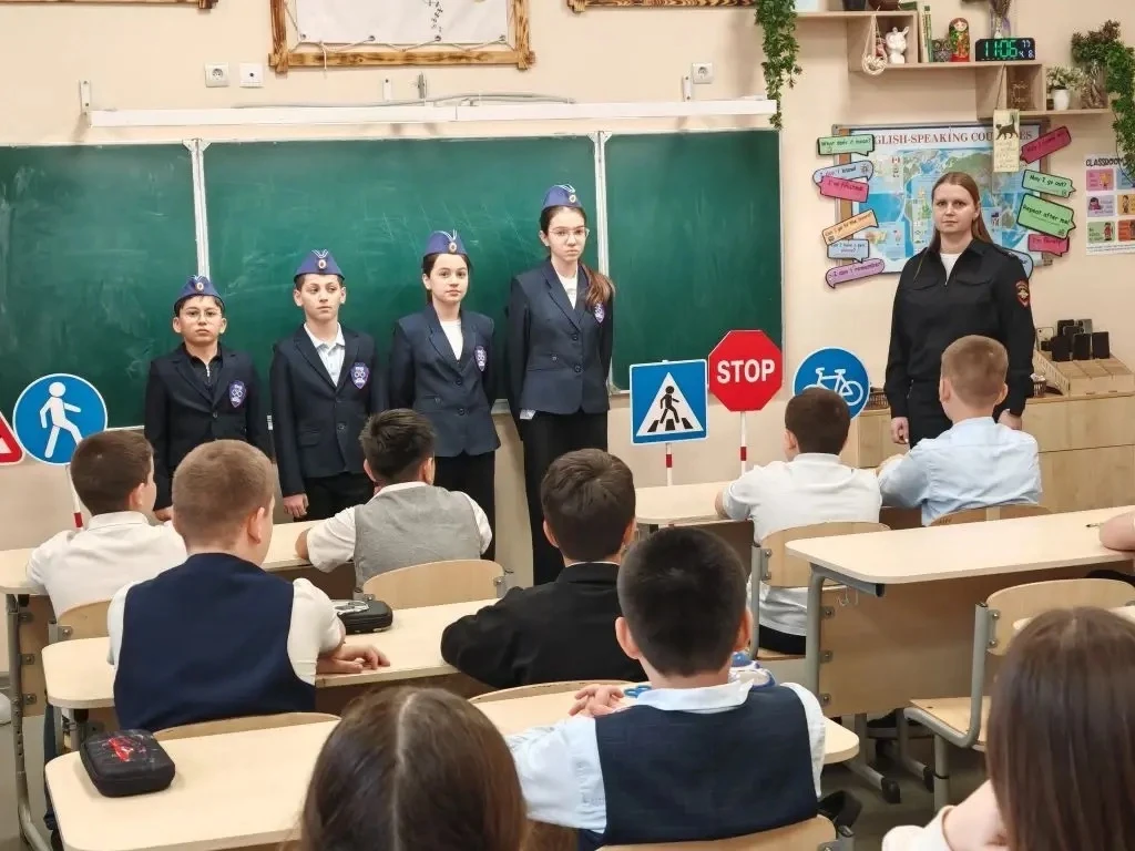 В Тахтамукайском районе сотрудники Госавтоинспекции и ЮИДовцы помогли школьникам «Стать ярче». Для д