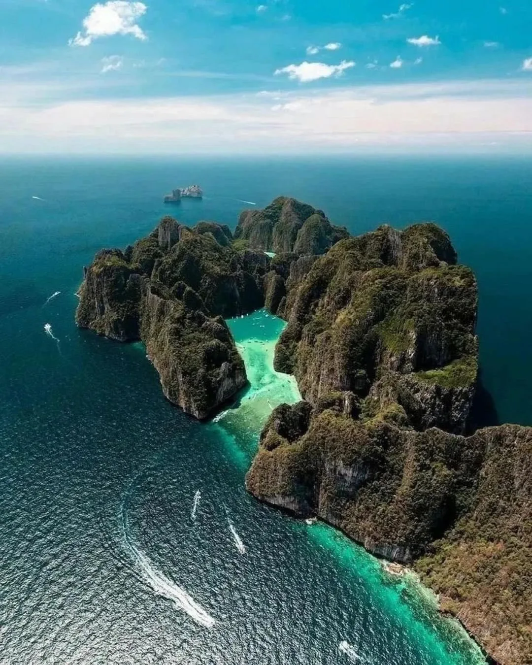 Необитаемый остров Пхи-Пхи-Ле (Ko Phi Phi Le) в Таиланде, знаменитый своей потрясающей ...
