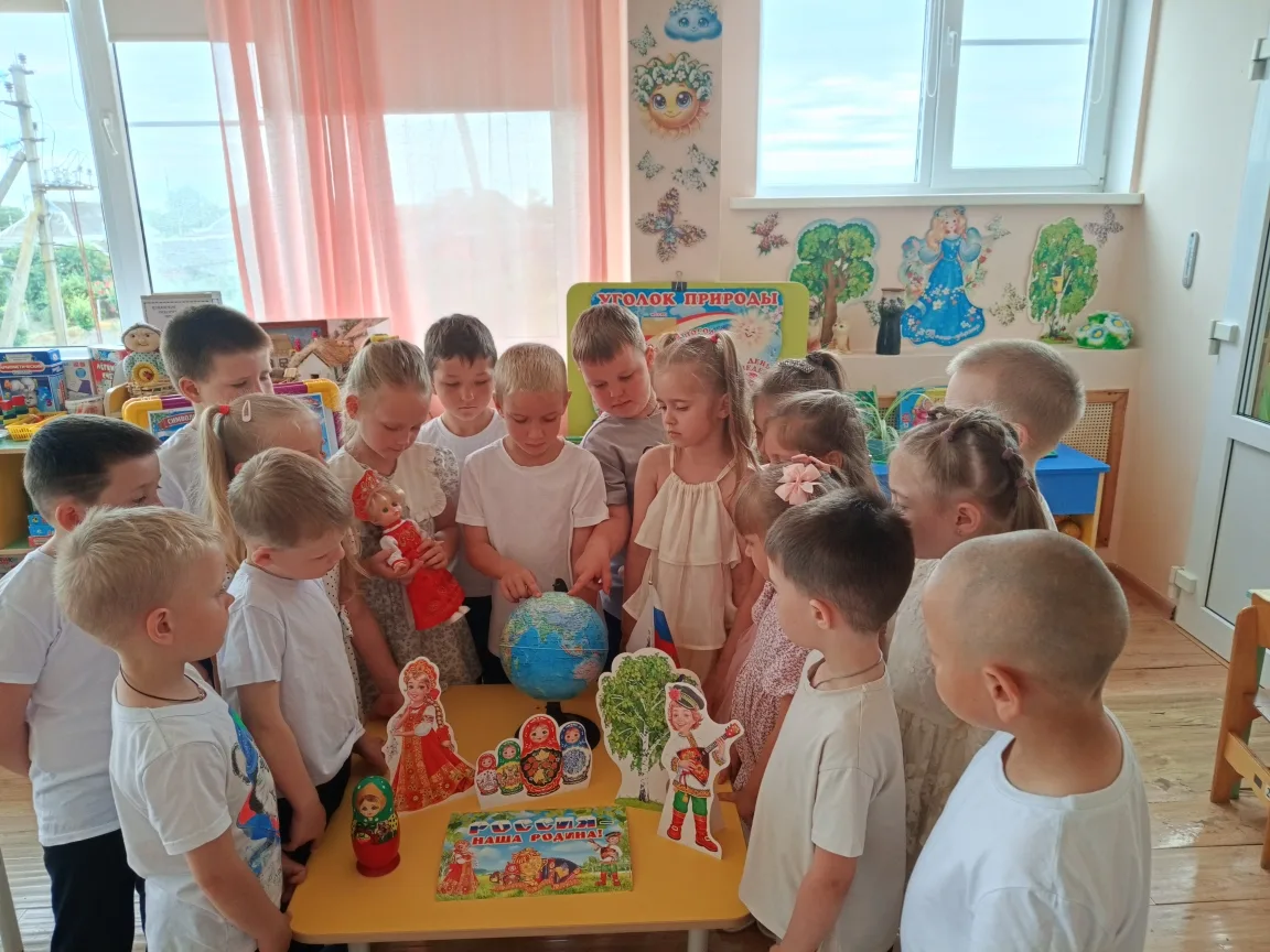 Познавательное мероприятие ко дню России. Провели беседу , рассмотрели символику России , читали сти