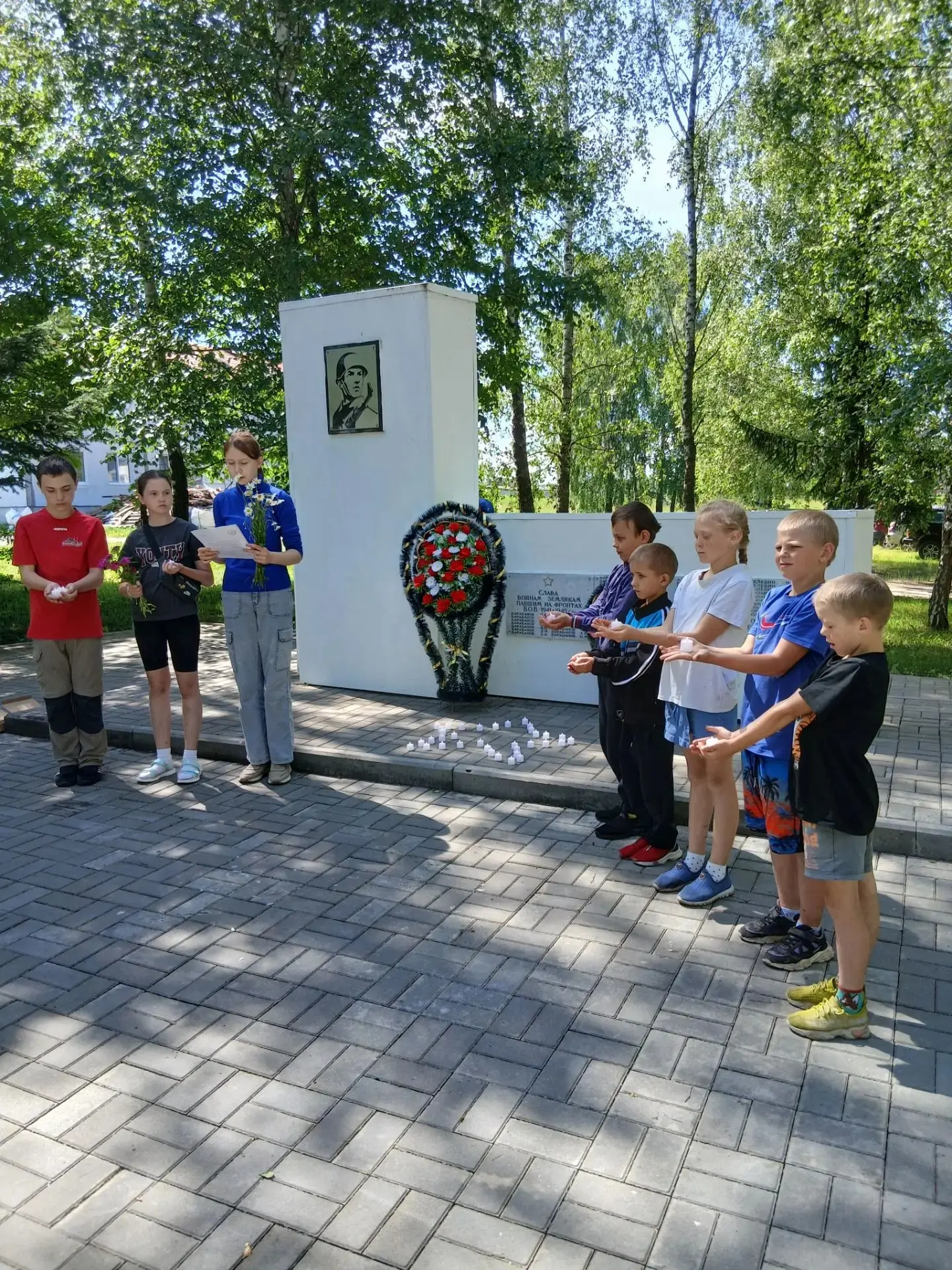 В летнем  пришкольном лагере «Солнышко» прошел трогательный и значимый День памяти и скорби.
      У