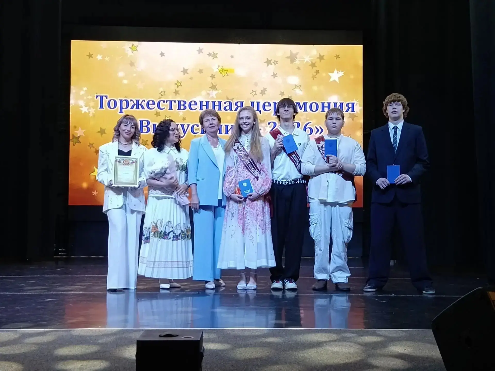 Поздравляем выпускников 9-х и 11-х классов с получением аттестатов!

30 июня в РДК г. Лаишево прошла