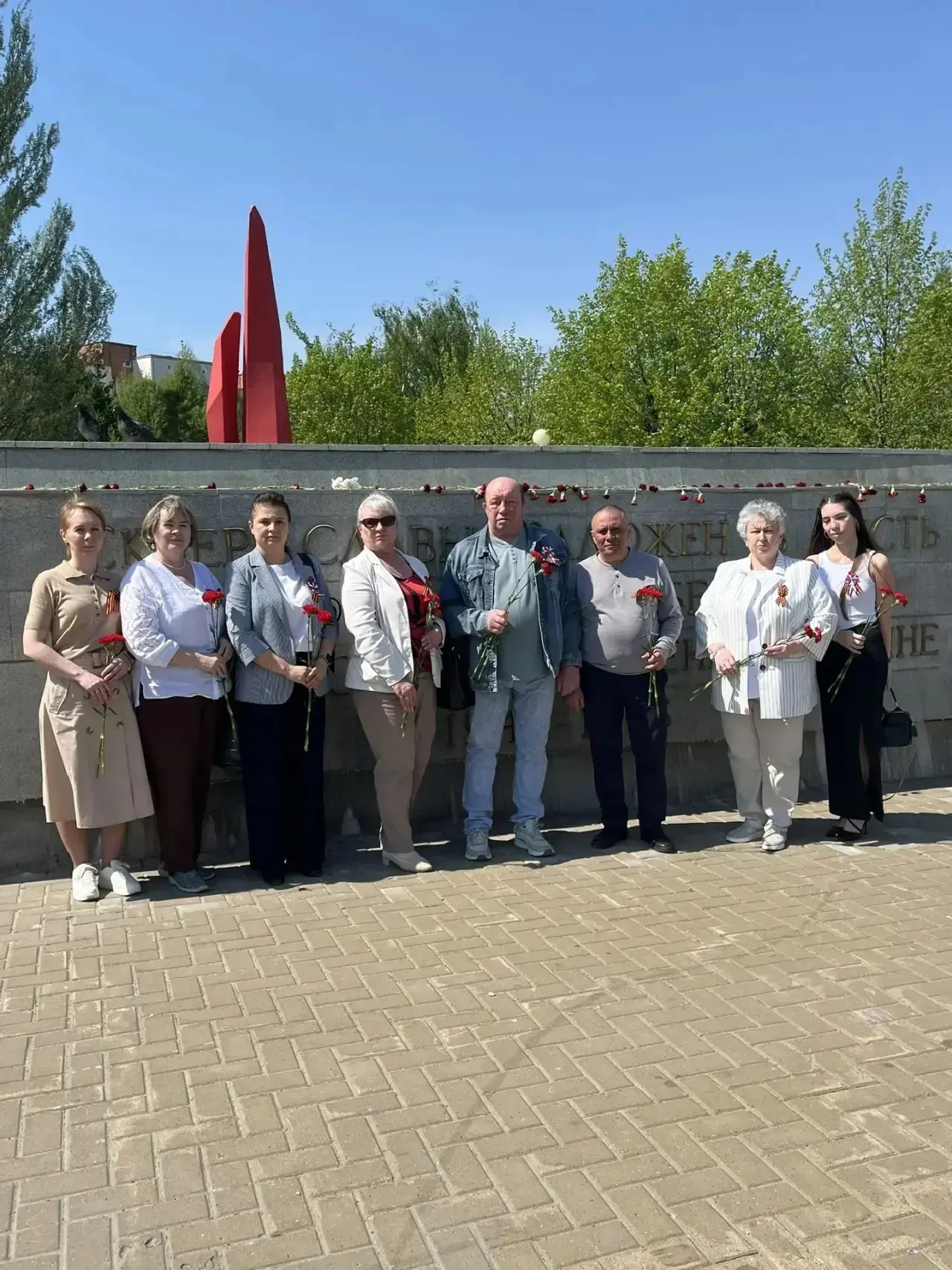 Помним. Гордимся. Благодарим.       В преддверии 9 Мая сотрудники скорой медицинской помощи возложил