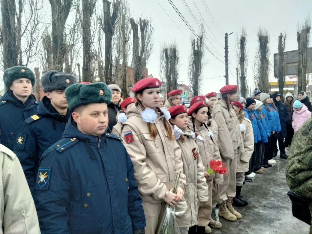 Юнармейцы школьного отряда "Соколы" в День вывода советских войск из Афганистана посетили торжествен
