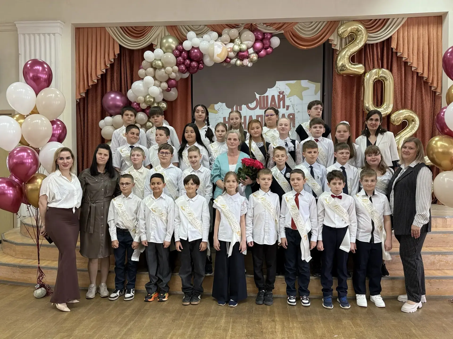 После торжественной линейки в 4 "Б" классе прошел классный час. Ребята писали письмо себе в будущее 