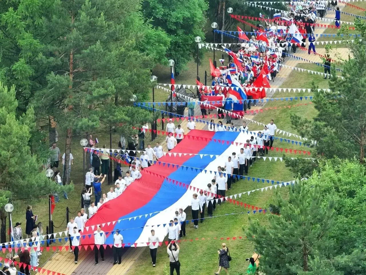 🇷🇺 День России отмечает весь Кузбасс!

В Белове по традиции в городском парке развернули 50-метров