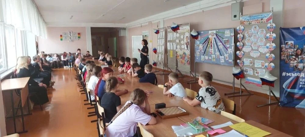 Сегодня прошёл второй день работы летнего лагеря. В первой половине дня ребята посетили музей имени 