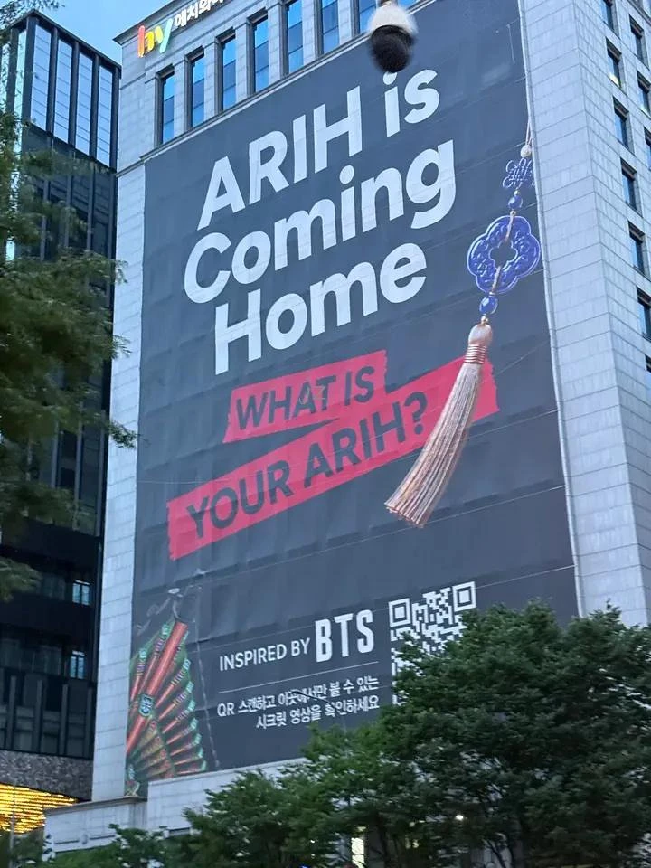 Новый билборд от ARIH — вероятно, они будут открываться в Каннаме! 

@btstimenews