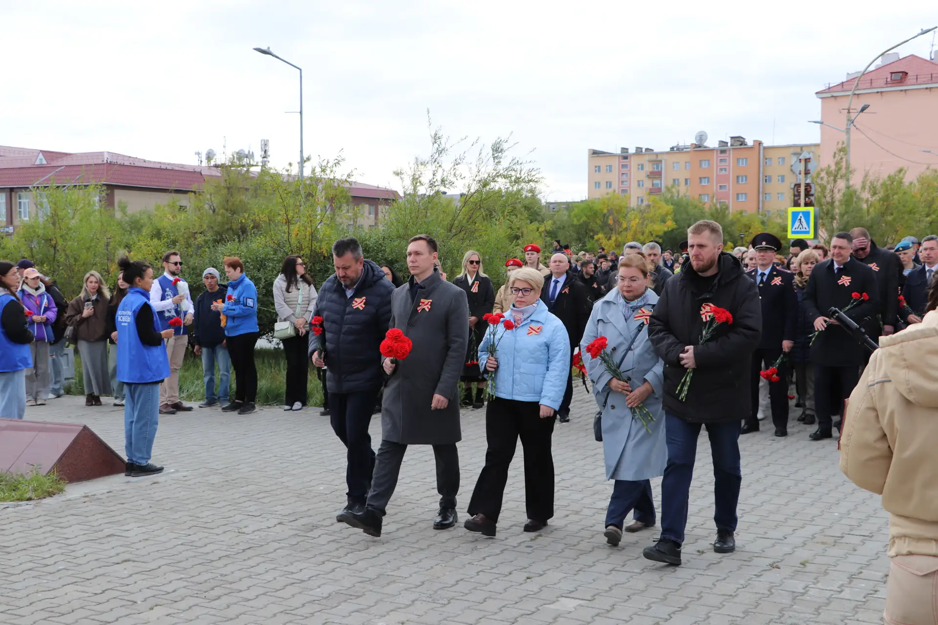 Депутаты и сотрудники Аппарата окружной Думы почтили память героев в День окончания Вто...