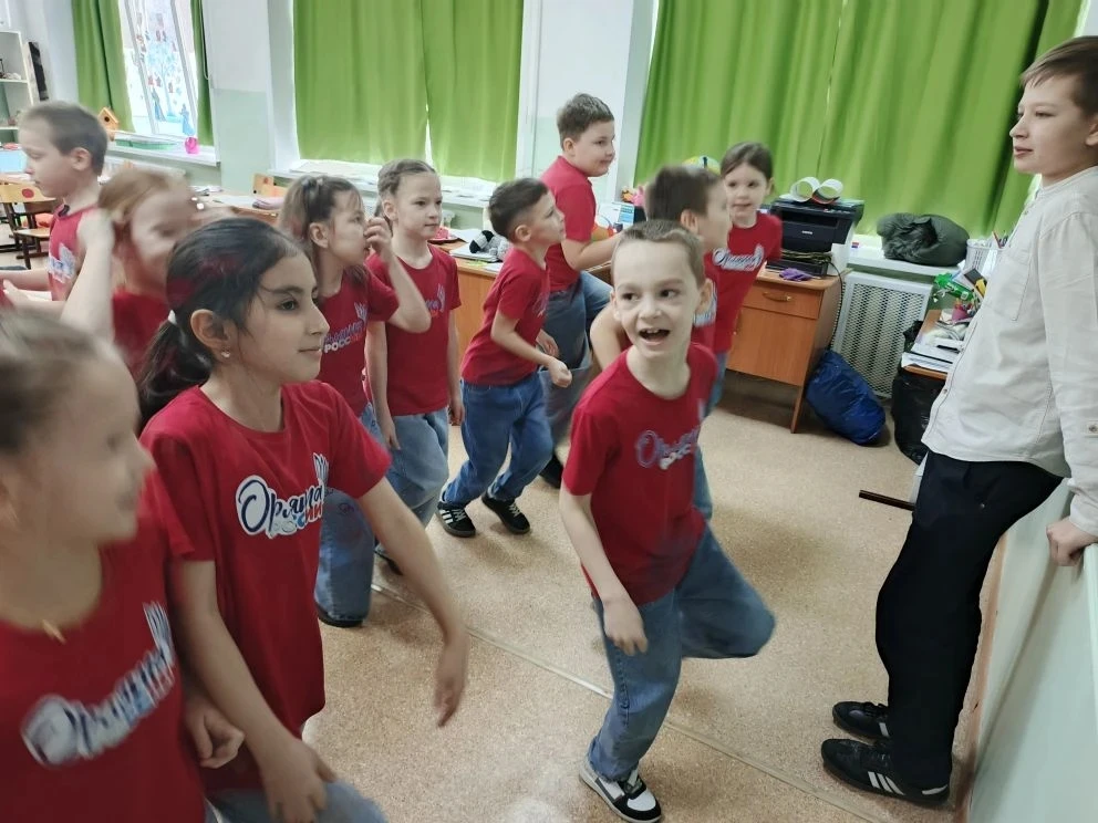 Ученики 5 «А» класса (Кураленок Артём, Зимников Егор) провели шефскую спортивную перемену для первок