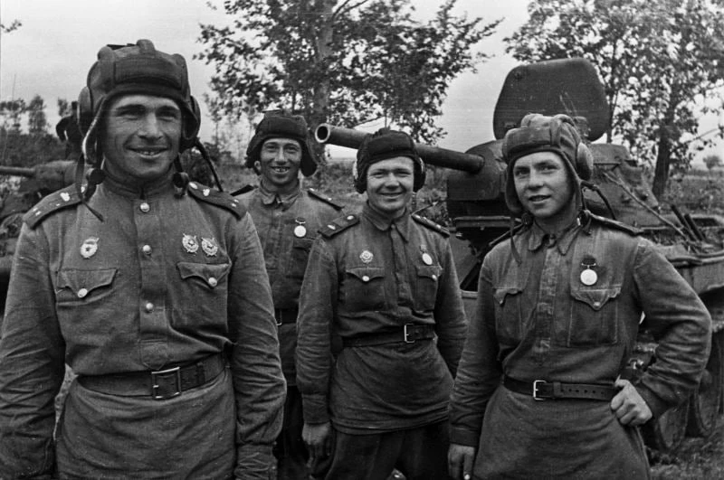 Эти люди ещё не знают, что их подвиг будут изучать десятилетиями. На их лицах нет ни по...