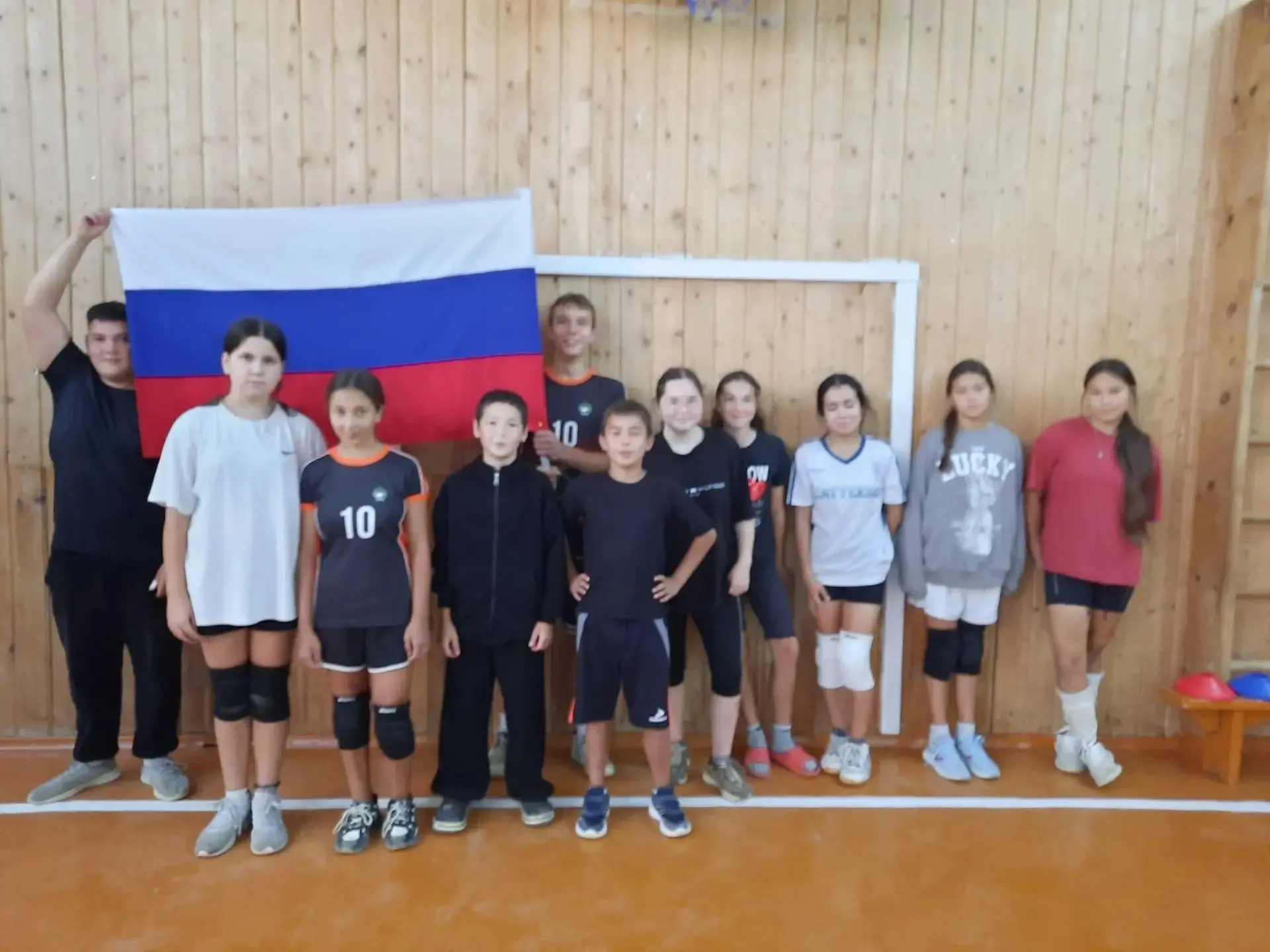 🏐Товарищеская встреча и патриотическая беседа: как провели день юные волейболисты!🇷🇺