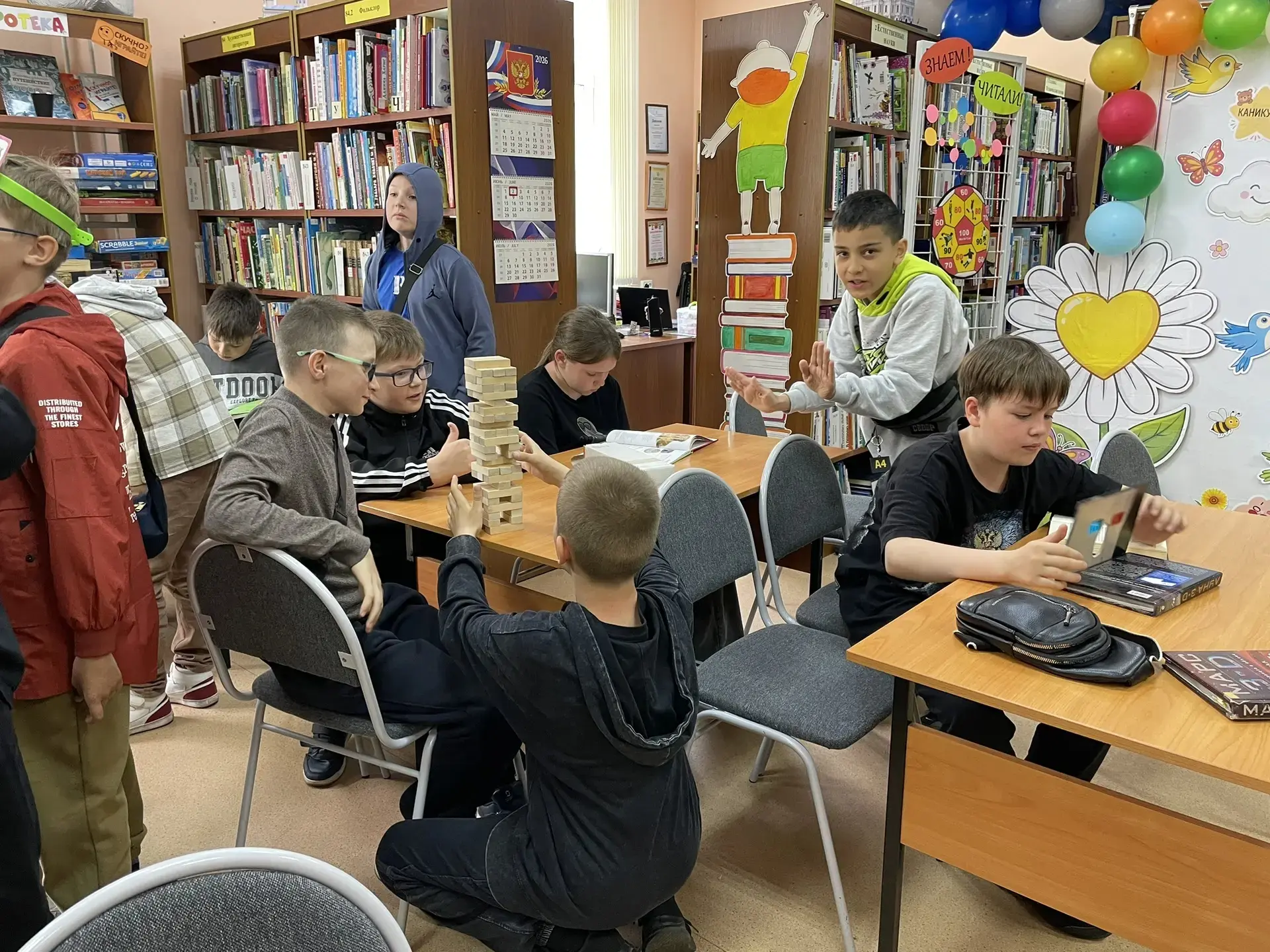 Наши лагерные будни — это вам не просто зарядка и обед! 😉

В планах был штурм библиотеки. Но вместо