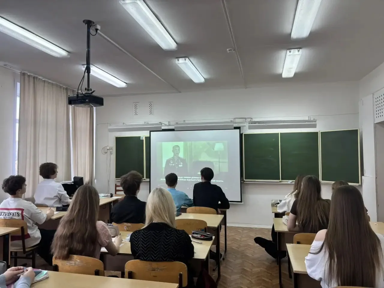 Герои нашего времени: сила духа и ответственность 🎖️  На этой неделе в Лицее прошли классные часы, п