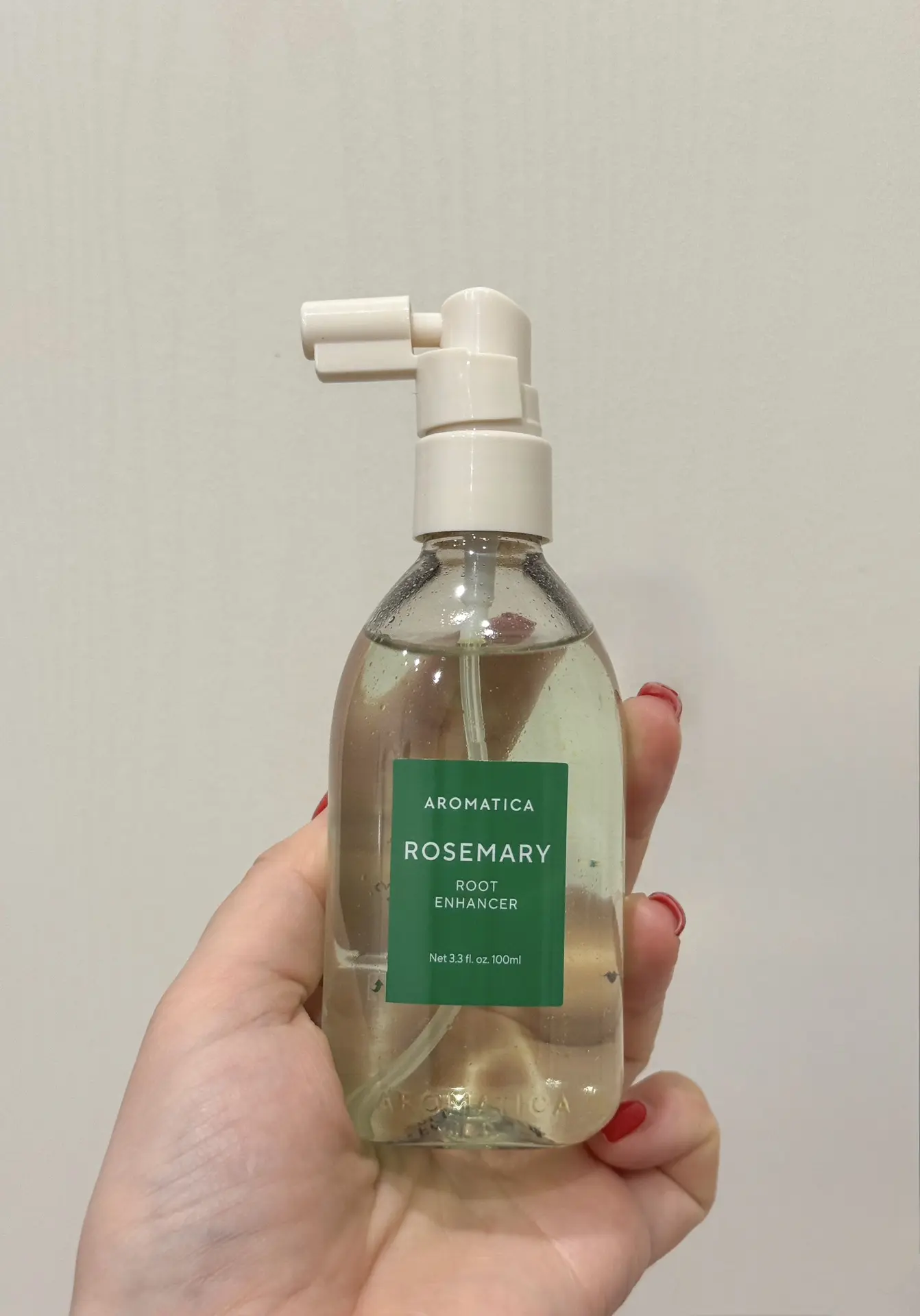 Недавно начала пользоваться тоником Aromatica Rosemary Root Enhancer — это тоник-спрей для кожи голо