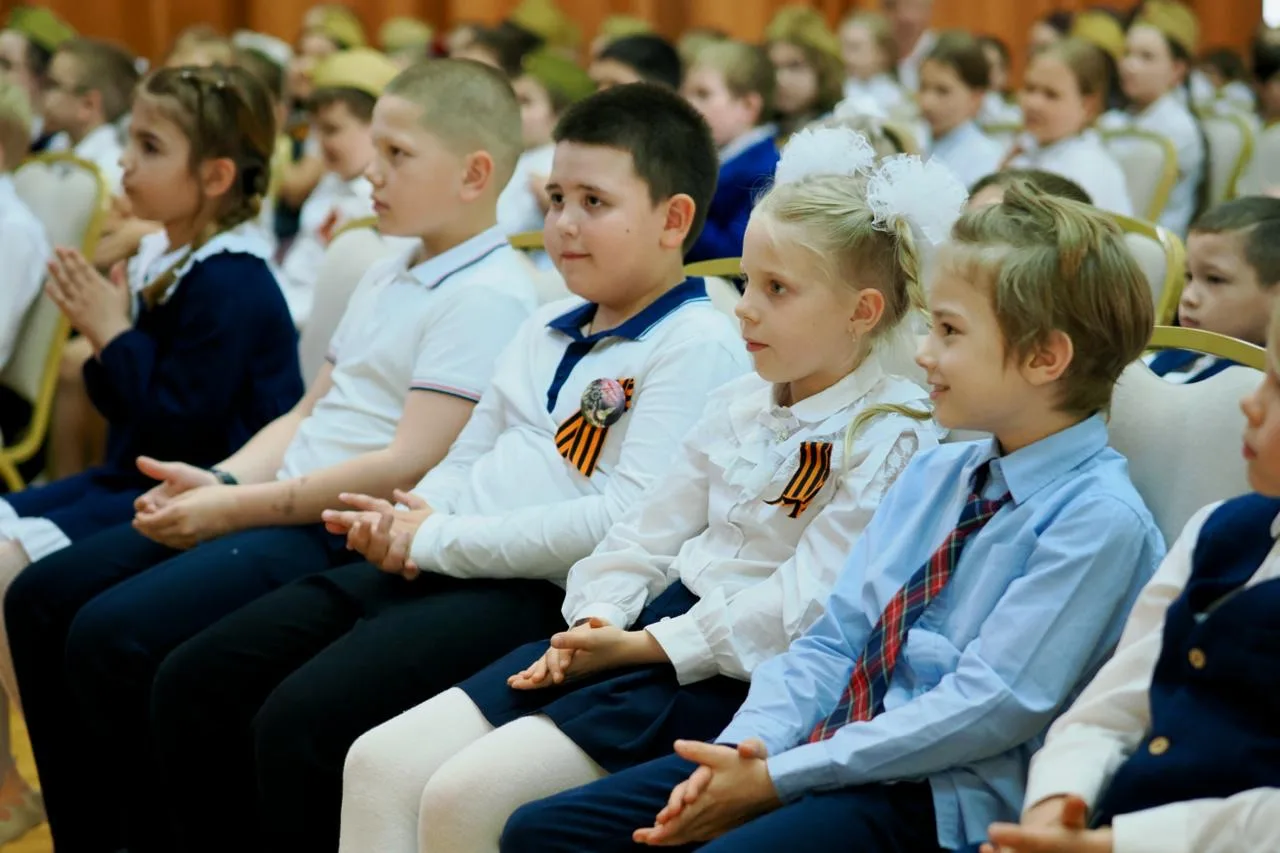 ПЕСНИ ВОЕННЫХ ЛЕТ (Часть 1) 🎼 Каждый год накануне Дня Победы во всех корпусах «Глории» ребята и учит