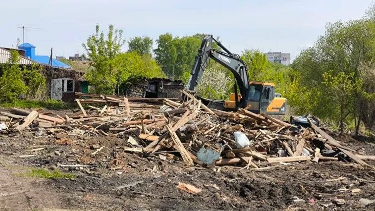 Возле ЦПКиО в Кургане сн еще несколько заброшенных домов.   На Карельцева рабочие разобрали и вывезл