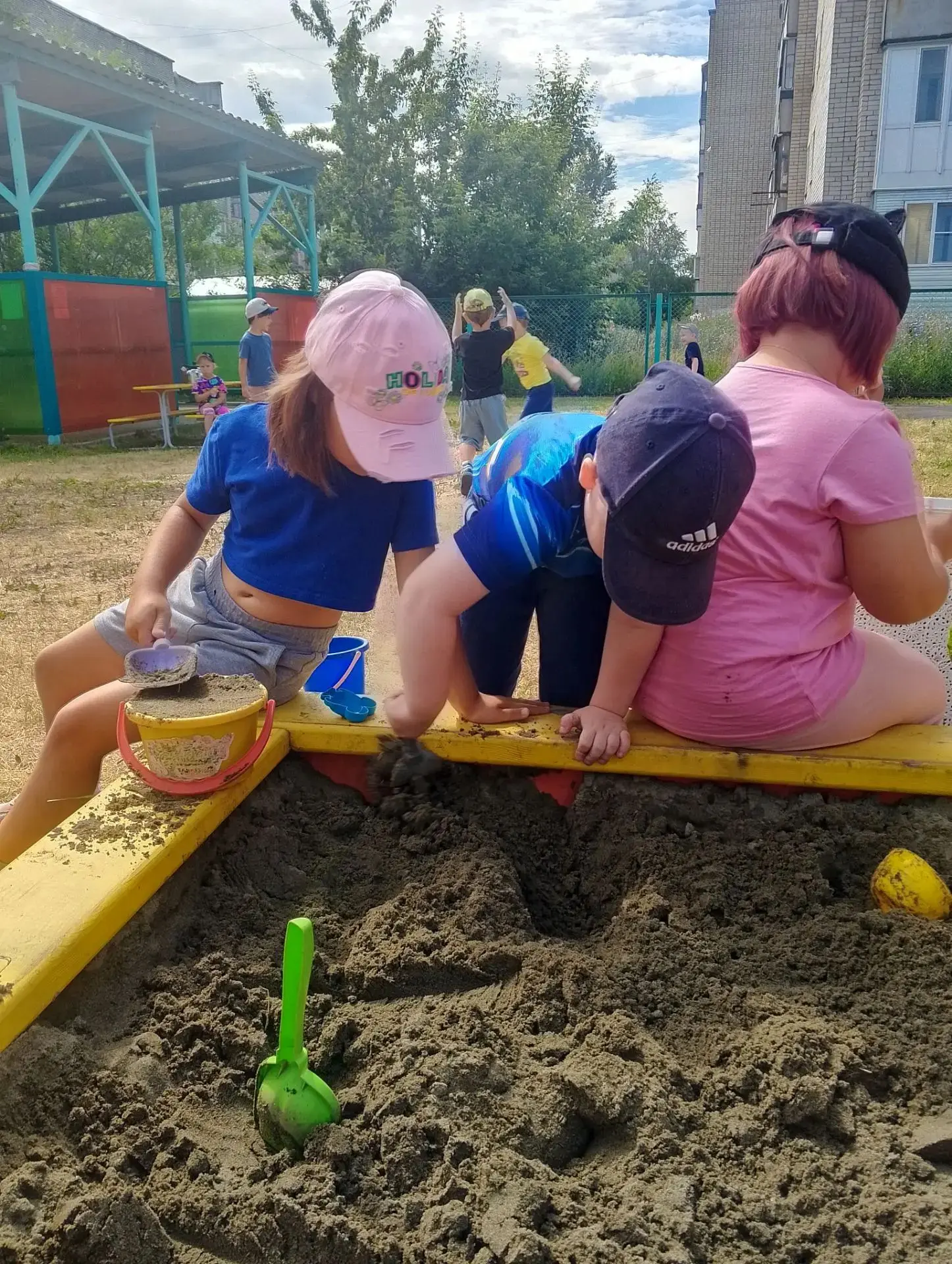 В летний период важна игра в песочнице —  и это не просто забава, а мощный инструмент развития!
Когд