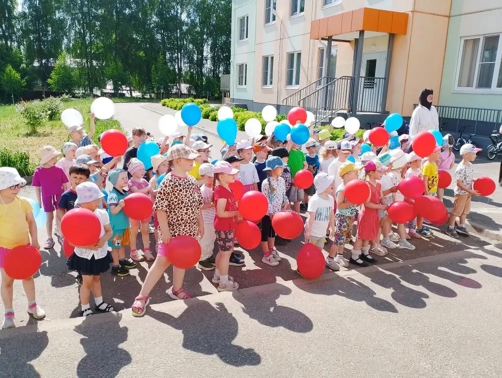 🤍💙❤️В преддверии Дня России, ребята нашего Цветочного города стали участниками чудесн...