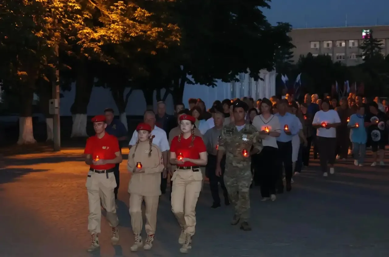 🕯️Сегодня в 4 часа утра юнармейцы ГБПОУ КК ЩИТ приняли участие в акции «Свеча памяти» у Вечного огн
