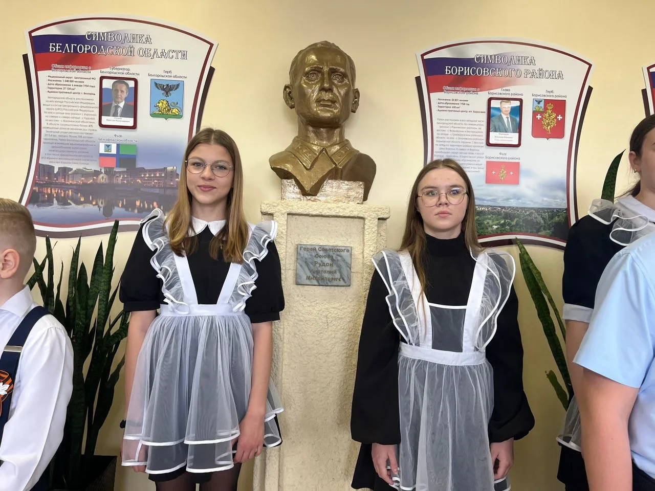 🇷🇺 Еженедельная линейка, посвященная началу новой учебной недели 🇷🇺  🎈День детских общественных орга