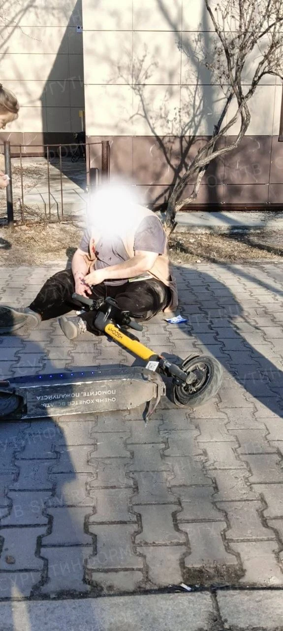 🚨 «Сам покатался, сам разбился»: в Сургуте самокатчика увезла скорая  Упал водитель СИМ на тротуаре 
