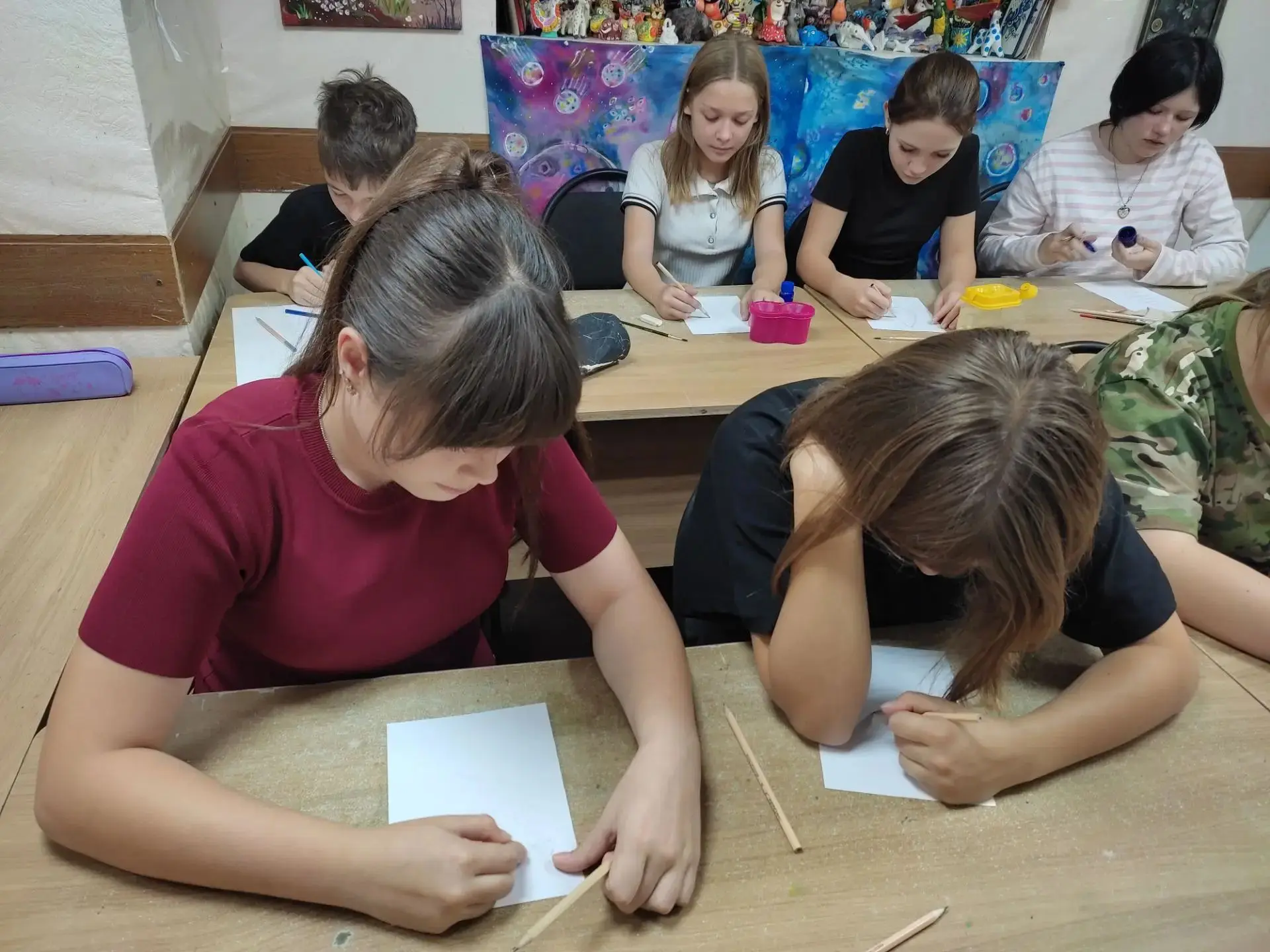 в ДШИ г. Пугачёва на отделении,, Живопись" преподаватель Меркулова М. Н. провела урок-б...