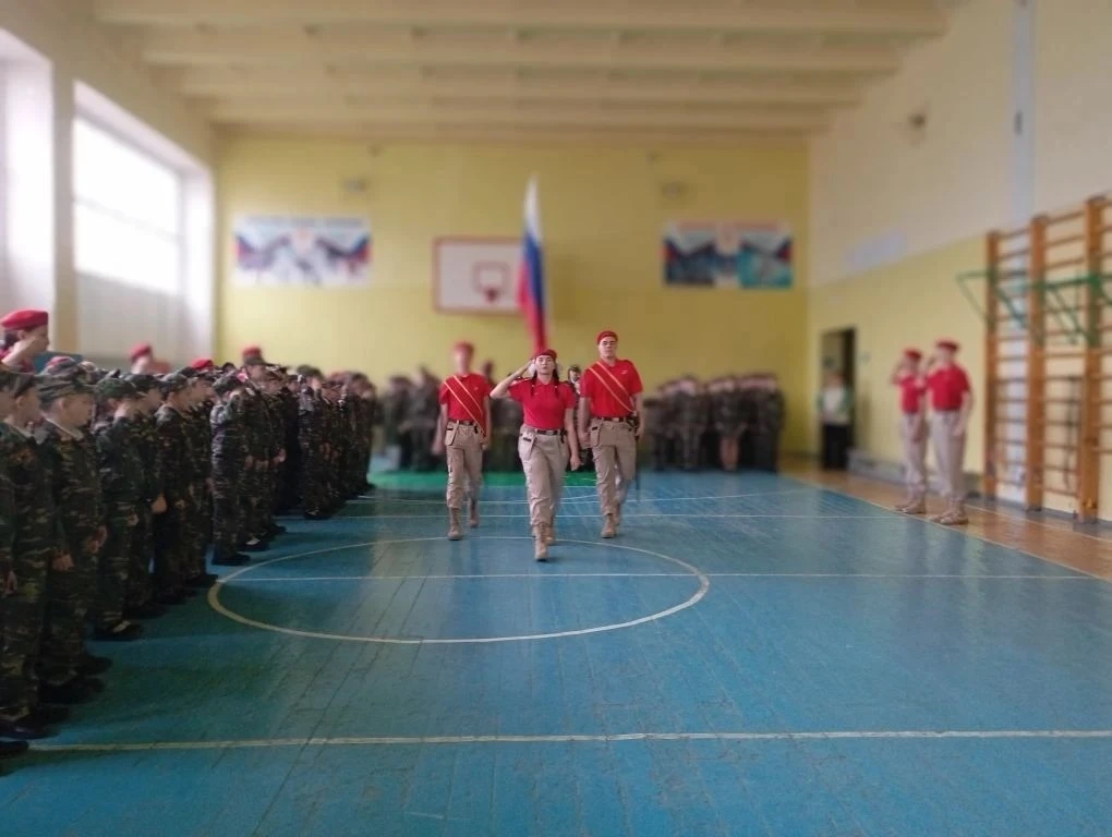 Понедельник — время старта!  🇷🇺 Учебная неделя апреля в нашей школе традиционно открылась торжествен