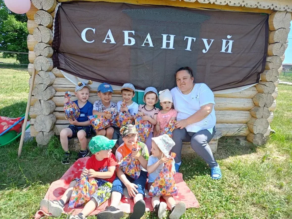 Россия коне унаеннан бакчабызда Сабантуй бэйрэмен горлэттек. Балаларга бик ошады, бик яратып катнашт
