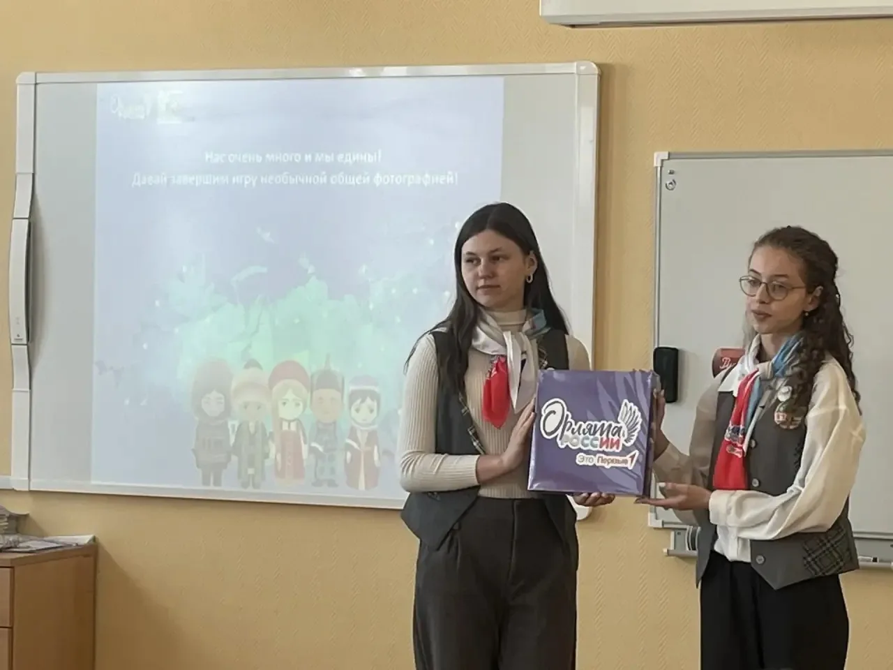 Национальные краски России 🎨    «Орлята России» из 2 «К» и 1 «Д» школы 85 погрузились  в мир народны