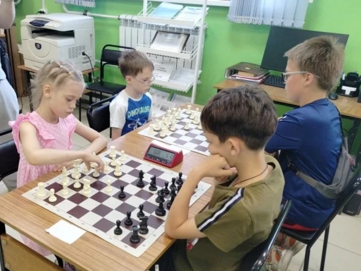 ♟Ко Дню России в Барнауле прошел шахматный турнир среди школьников

В рамках проекта «Шахматы в школ