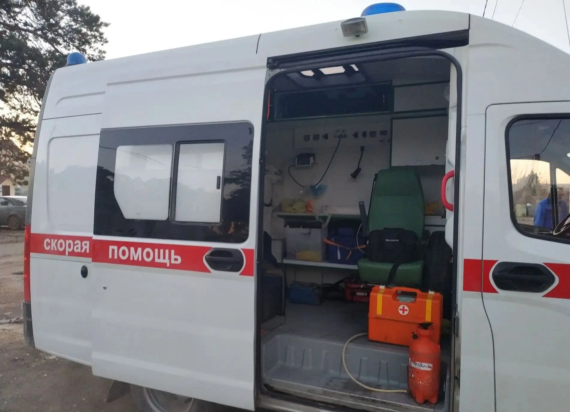 Автомобиль скорой медицинской помощи Сысертской центральной районной больницы попал в д...