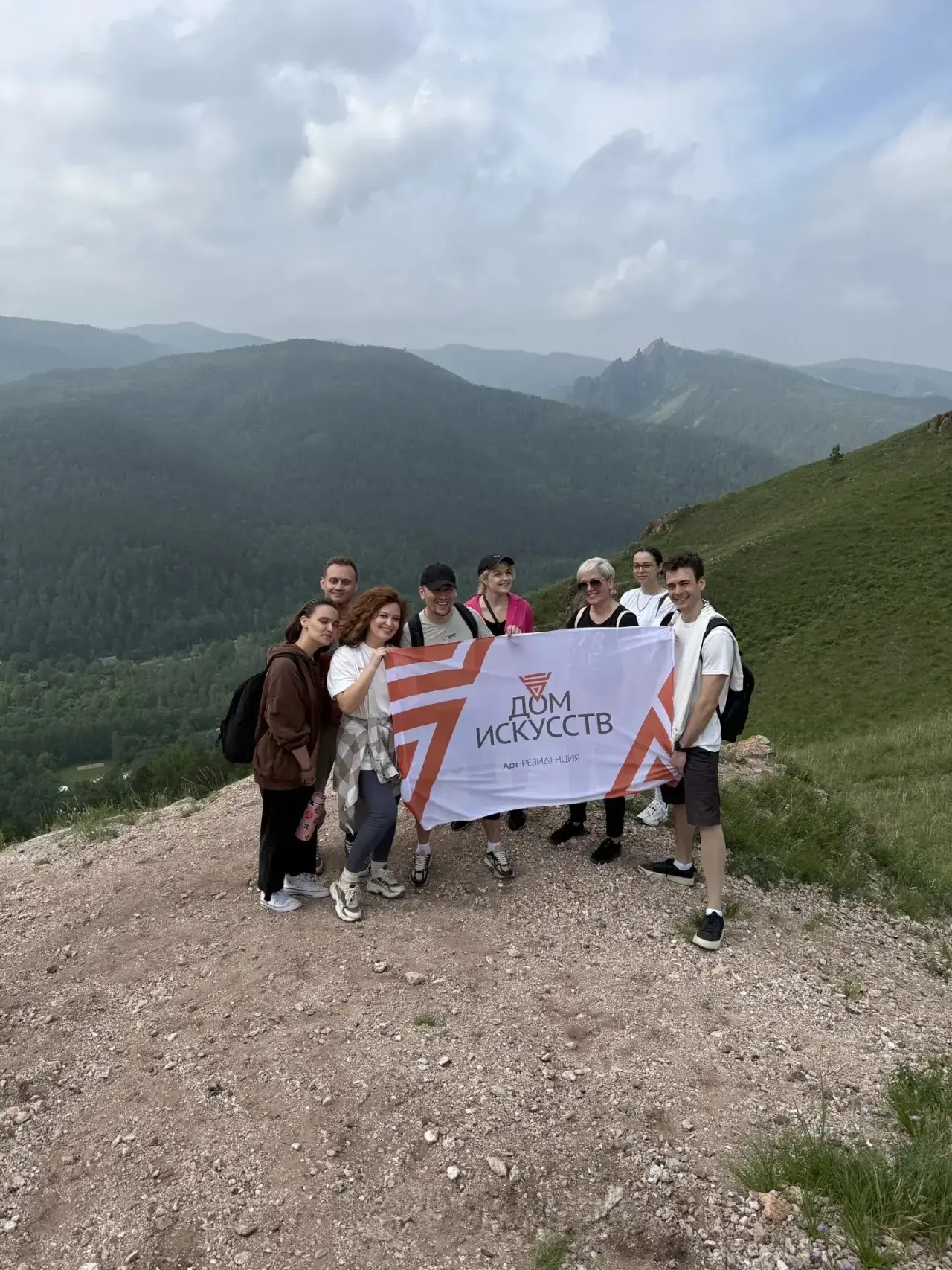 Отметили с коллегами День России восхождением на Торгашинский хребет 🌿
______________
🟣Дом искусст