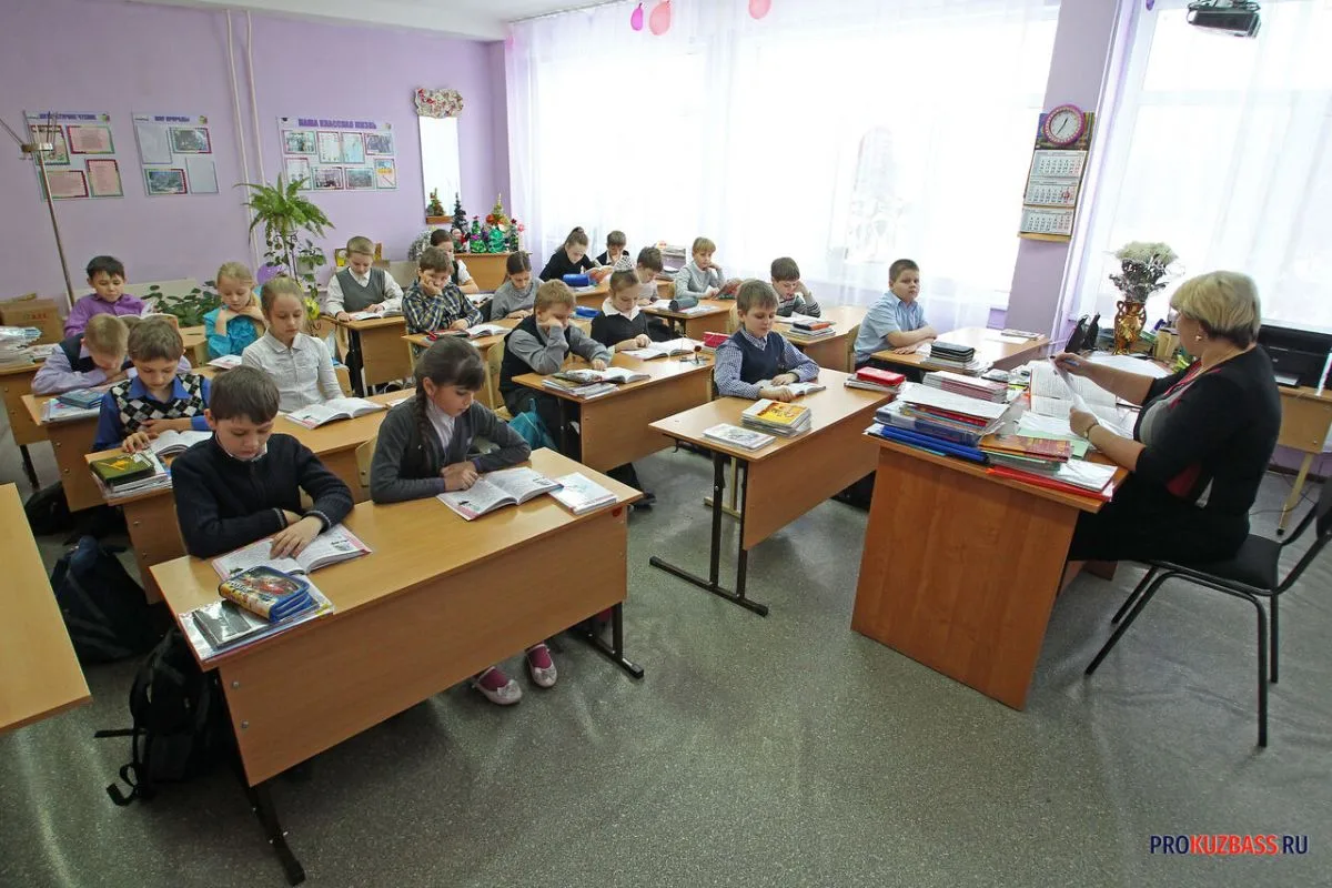 В кузбасских школах не хватает около 300 учителей