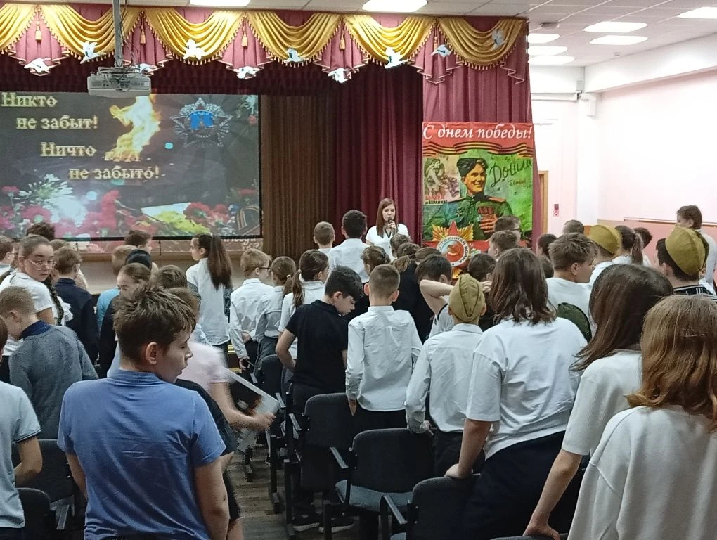 Урок мужества с торжественной линейкой и  проведением акции "Портреты Победы" прошел сегодня, 4 мая,