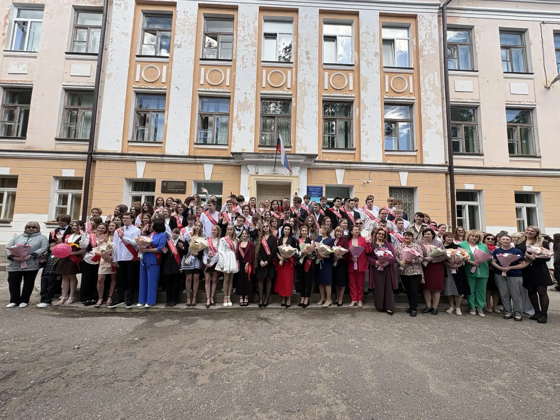 🎓 Последний звонок — трогательно, ярко и незабываемо! 🎓  Сегодня в нашей гимназии прошла торжественн