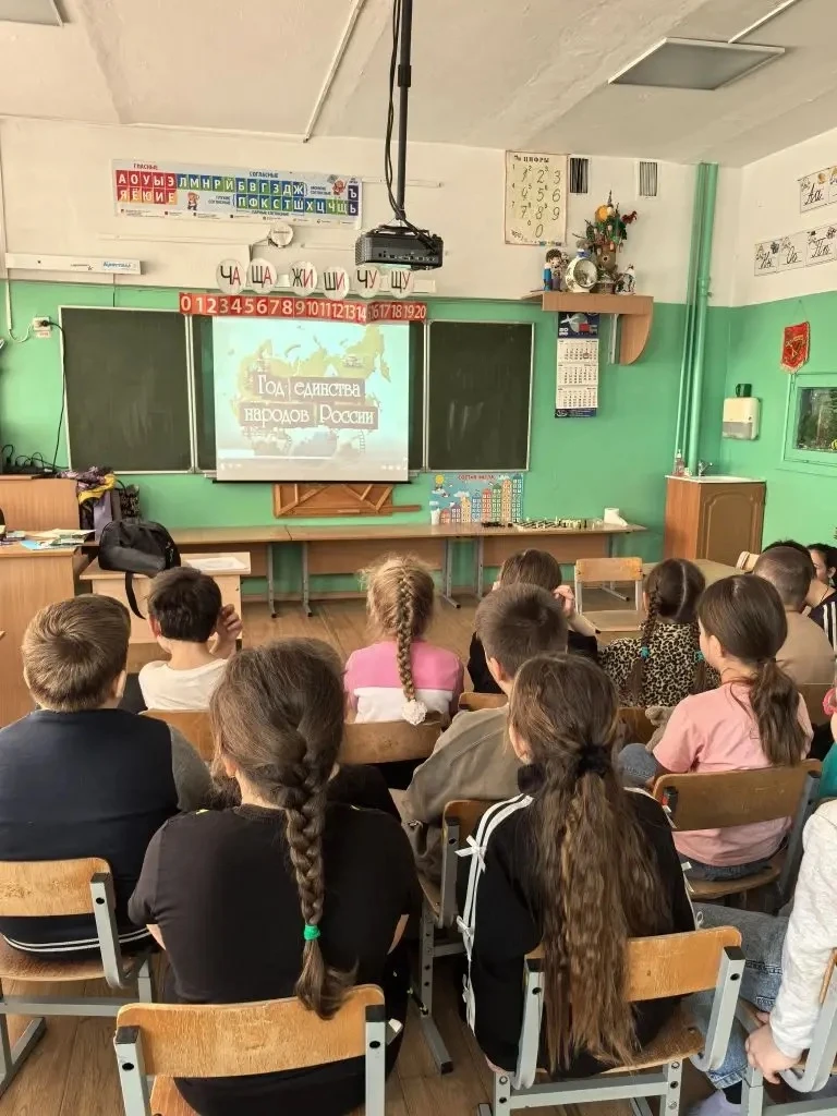 Второй день в лагере "Весенний лучик": Погружение в русские традиции! 🇷🇺Сегодняшнее утро в нашем лаг