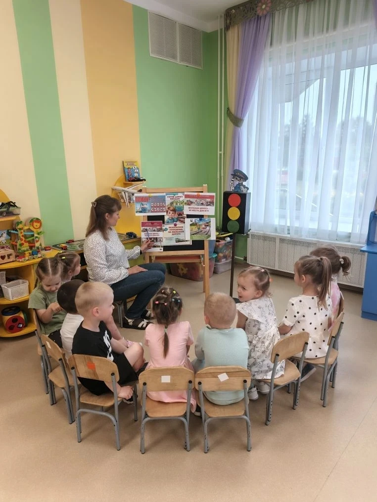 В нашем детском саду прошла важная беседа на тему «Уступи дорогу поездам». Мы рассказали детям, поче
